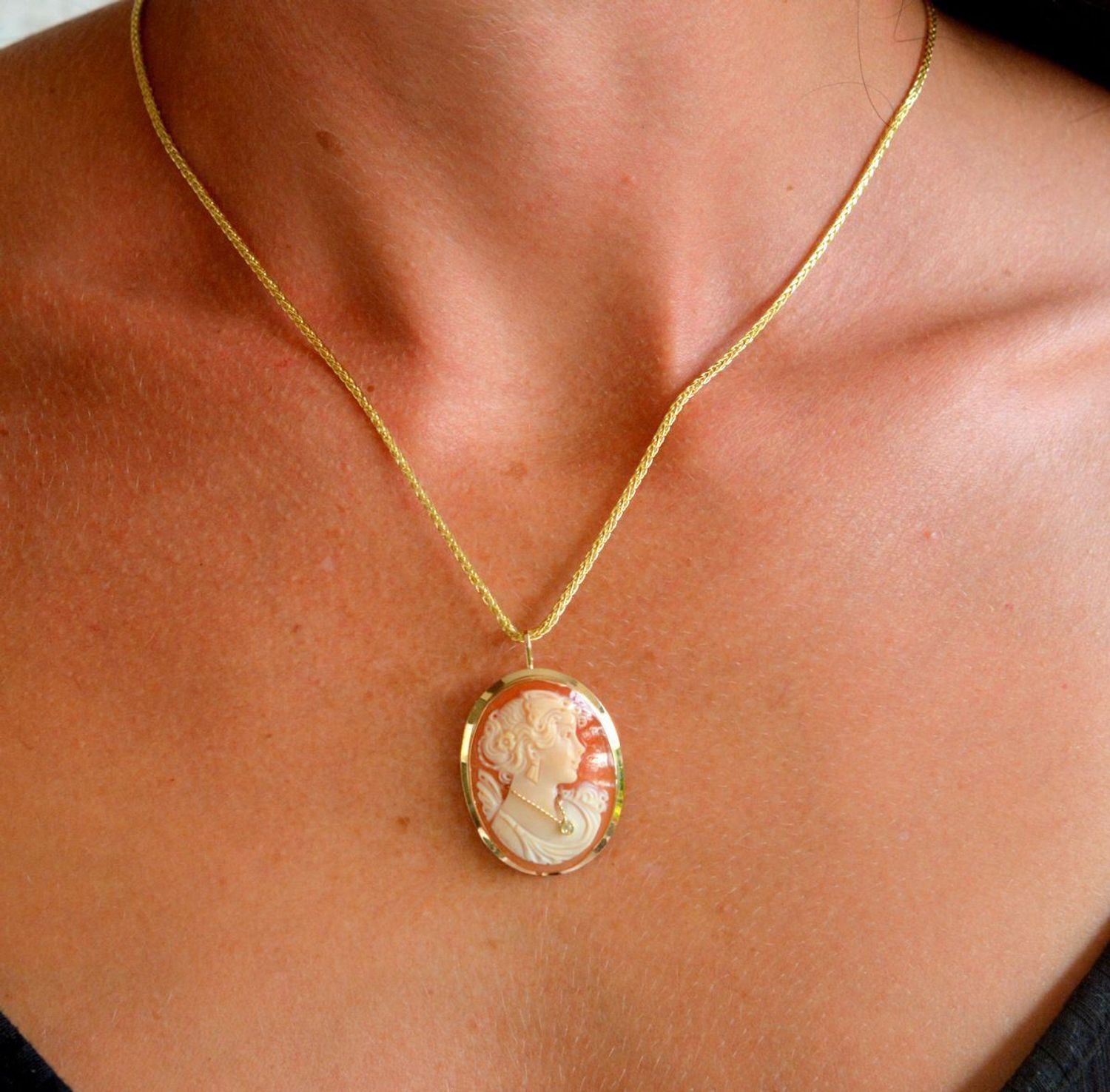 Złota broszka zawieszka 585 broszkowisior Pani Walewska BO 10 585. Złota zawieszka damska. Zawieszka Pani Walewska. Złoty wisior z Kameą. Zawieszka damska złota. Złota zawieszka damska. Broszka złota damska Pani Walewska.  (2).jpg